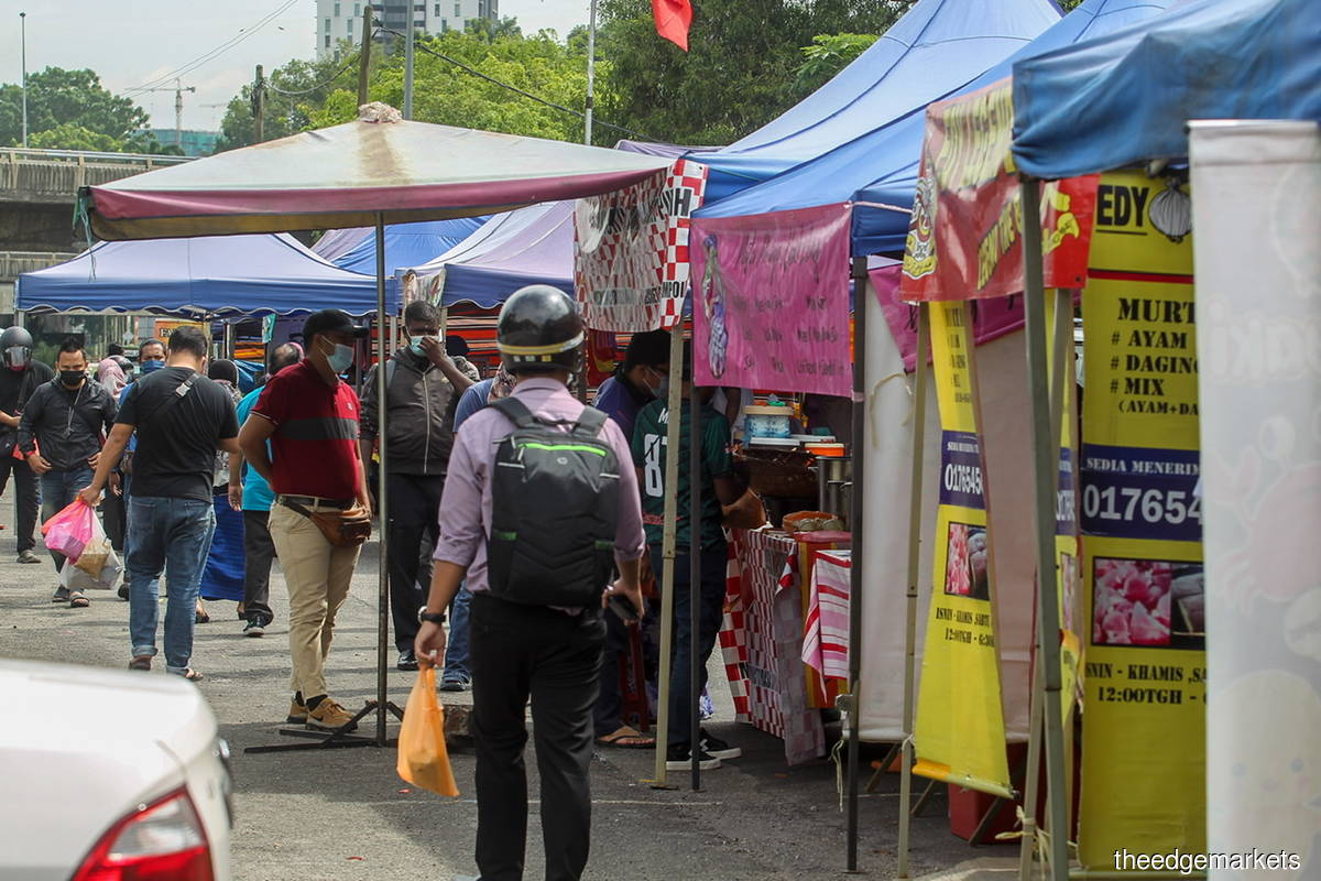 Unless average food inflation surges to 10%, overall inflation is expected to average at 4.6%, according to MIDF. (Photo by Mohamad Shahril Basri/The Edge)